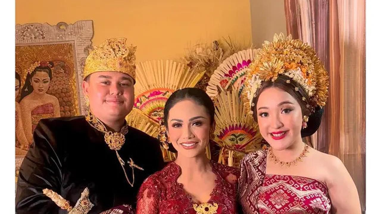 7 Pesona Krisdayanti Kenakan Kebaya Bali Brokat Merah di Nikahan Kakak Sarah Menzel