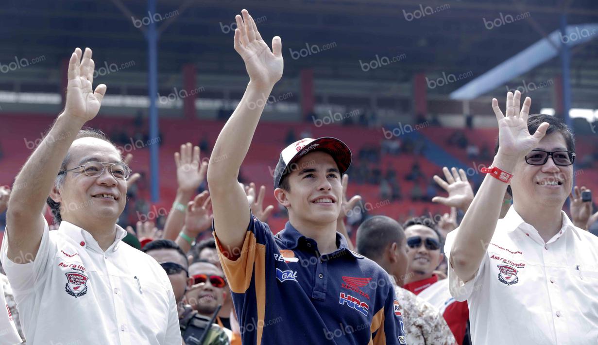 Marc Marquez kembali menyapa penggemarnya sebelum meninggalkan Sirkuit Sentul, Bogor, Jawa Barat. Selasa (25/10/2016). Selanjutnya Marquez menuju ke Malaysia untuk balapan dalam MotoGP Malaysia. (Bola.com/Reza Bachtiar)