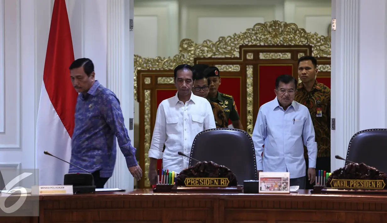 Presiden Joko Widodo bersama Wakil Presiden Jusuf Kalla dalam rapat terbatas yang digelar di Kantor Presiden Komplek Kepresidenan, Jakarta, Rabu (29/6). (Liputan6.com/Faizal Fanani)