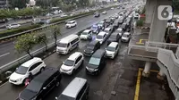 Kendaraan bermotor melintas di Jalan MT Haryono, Jakarta, Rabu (27/10/2021). Pemprov DKI Jakarta berencana menerapkan sanksi tilang bagi kendaraan bermotor yang tidak lulus uji emisi mulai 13 November 2021. (Liputan6.com/Helmi Fithriansyah)