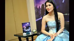 Aktris cantik Sandra Dewi ‎dipercayai The Walt Disney kawasan Asia Tenggara untuk menjadi model kalender. Sandra menjadi Cinderella, Jakarta, Senin, (19/1/2015). (Liputan6.com/Panji Diksana)