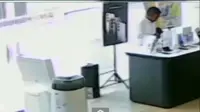 Sebuah video viral memperlihatkan seorang anggota DPRD mengantongi sebuah jam di toko smartphone di Medan. (Foto: Video viral di Twitter).