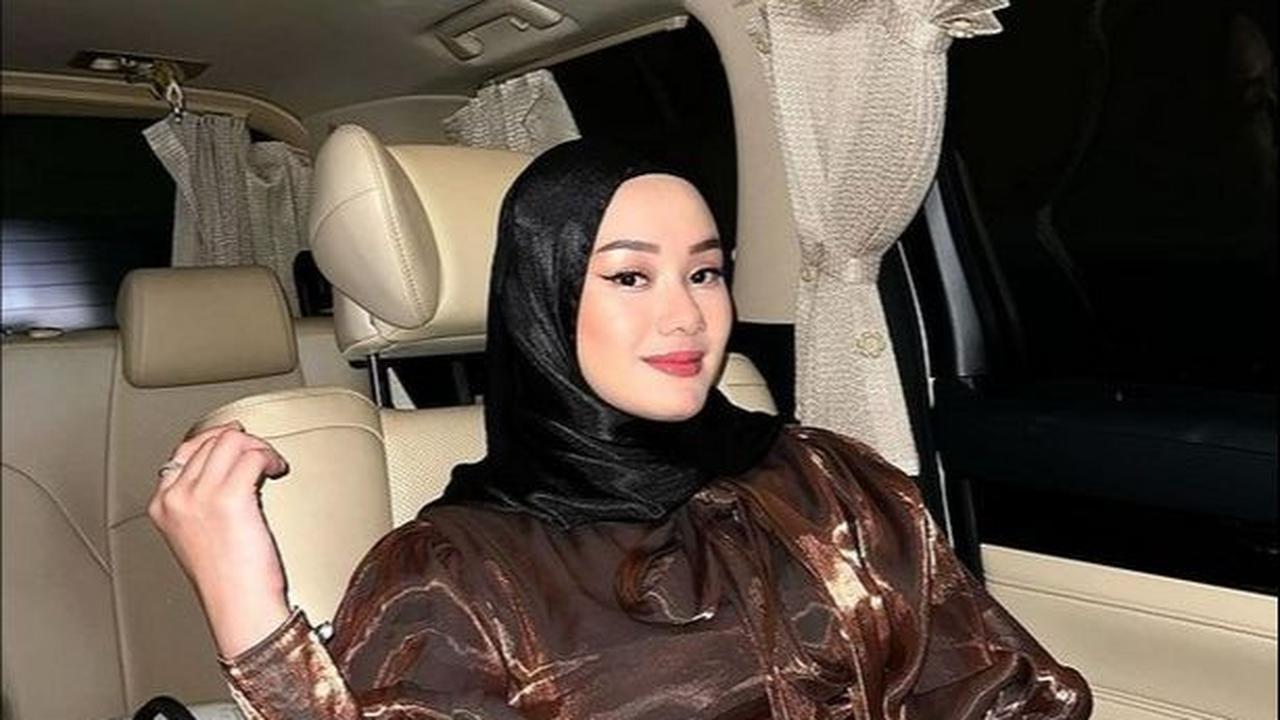 Dinda Hauw, yang lahir di kota Palembang, memegang gelar "Nyimas" sebagai panggilan hormat bagi keluarganya yang berketurunan bangsawan.