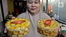 <p>Pembuat kue kering memperlihatkan toples berisi kue pesanan di kawasan Neglasari, Kota Tangerang, Minggu (23/4/2022). Permintaan kue kering di tempat tersebut meningkat saat Ramadhan yang dijual mulai harga Rp50ribu hingga Rp70ribu per toples dan sudah dipasarkan di sekitar Tangerang, Jakarta, hingga Lampung. (Liputan6.com/Angga Yuniar)</p>