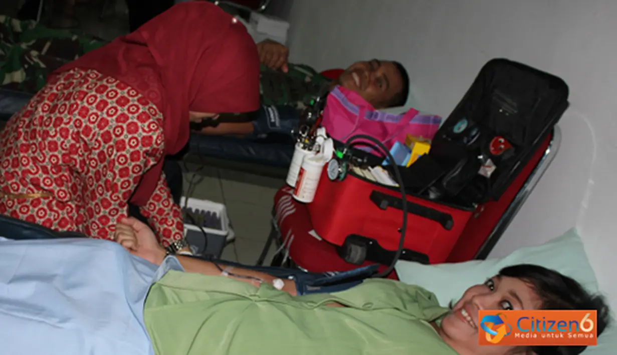 Citizen6, Jakarta: Sebanyak 57 personel Kopassus dari kalangan militer, PNS, dan Persit menyumbangkan darahnya kepada PMI DKI Jakarta di ruang Kamar Sakit Asrama (KSA) Ksehatan Kopassus, Cijantung, Jumat (17/8). (Pengirim: Penkopassus).