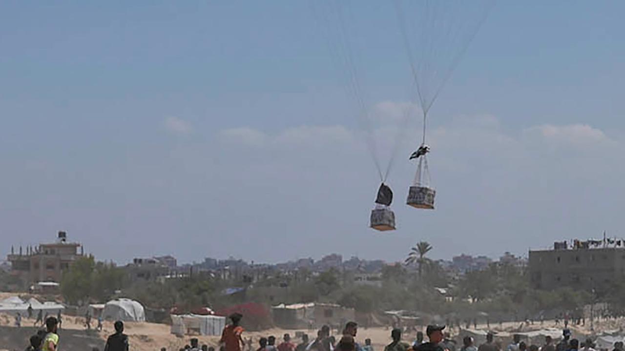 FOTO: Perjuangan Warga Gaza Berebut Bantuan dari Langit