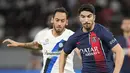 Pemain Paris Saint-Germain, Carlos Soler (kanan) berebut bola dengan pemain Inter Milan, Hakan Calhanoglu saat laga uji coba pramusim di Japan National Stadium, Tokyo, Jepang, Selasa (01/08/2023). (AP Photo/Hiro Komae)