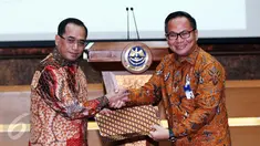 Menhub Budi Karya Sumadi berjabat tangan dengan Dirut Bank Mandiri Kartika Wirjoatmodjo usai penandatanganan perjanjian kerjasama transaksi Penerimaan Negara Bukan Pajak (PNBP) di Gedung Kemenhub, Jakarta, Senin (23/1). (Liputan6.com/Angga Yuniar)