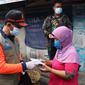Ketua Satgas COVID-19 Letjen TNI Suharyanto membagikan masker kepada penumpang di Terminal Cicaheum, Bandung, Jawa Barat, Sabtu (19/2/2022). (Dok BNPB)
