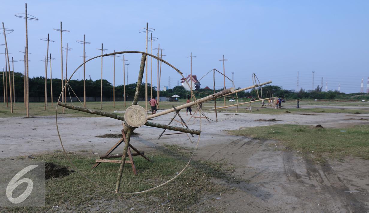 Sejumlah pohon pinang telah didirikan di Pantai Karnaval Ancol, Jakarta, Jumat (12/8).Taman Impian Ancol menyiapkan lomba panjat pinang kolosal dengan total pohon pinang mencapai 171 pohon. (Liputan6.com/Herman Zakharia)