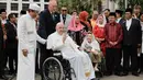 Usai menghadiri dialog keagamaan di Masjid Istiqlal, Jakarta, Paus Fransiskus menyemparkan berfoto dengan para tokoh agama dan bangsa. (Yasuyoshi CHIBA/POOL/AFP)