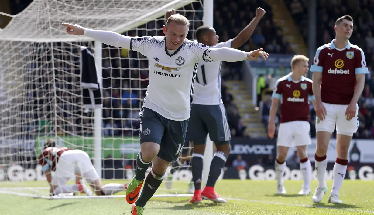 Pemain Manchester United, Wayne Rooney merayakan golnya ke gawang Burnley pada lanjutan Premier League di Turf Moor Stadium, Burnley, Minggu (23/4/2017). MU menang 2-0.  (Martin Rickett/PA via AP)