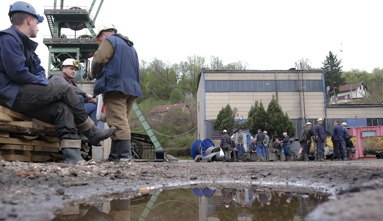 Penambang batu bara Bosnia menunggu di luar tambang mereka sebelum giliran kerja mereka di Zenica, Bosnia (29/5/2021).  Para penambang membawa makanan dari rumah untuk berbuka puasa harian 500 meter (1.640 kaki) di bawah permukaan. (AP Photo/Kemal Softic)