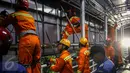 Petugas damkar berusaha melepaskan papan reklame yang terpasang di JPO kawasan Salemba, Jakarta, Rabu (26/10) malam. Pembongkaran dalam rangka penertiban terpadu yang dilakukan oleh petugas gabungan dari Pemprov DKI Jakarta. (Liputan6.com/Faizal Fanani)