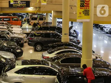 Suasana Bursa Mobil Bekas Blok M. Jakarta, Jumat (2/10/2020). Penjualan mobil bekas ini menurun diawal pandemi karena penurunan daya beli karena pemberlakuan PSBB. (Liputan6.com/Johan Tallo)