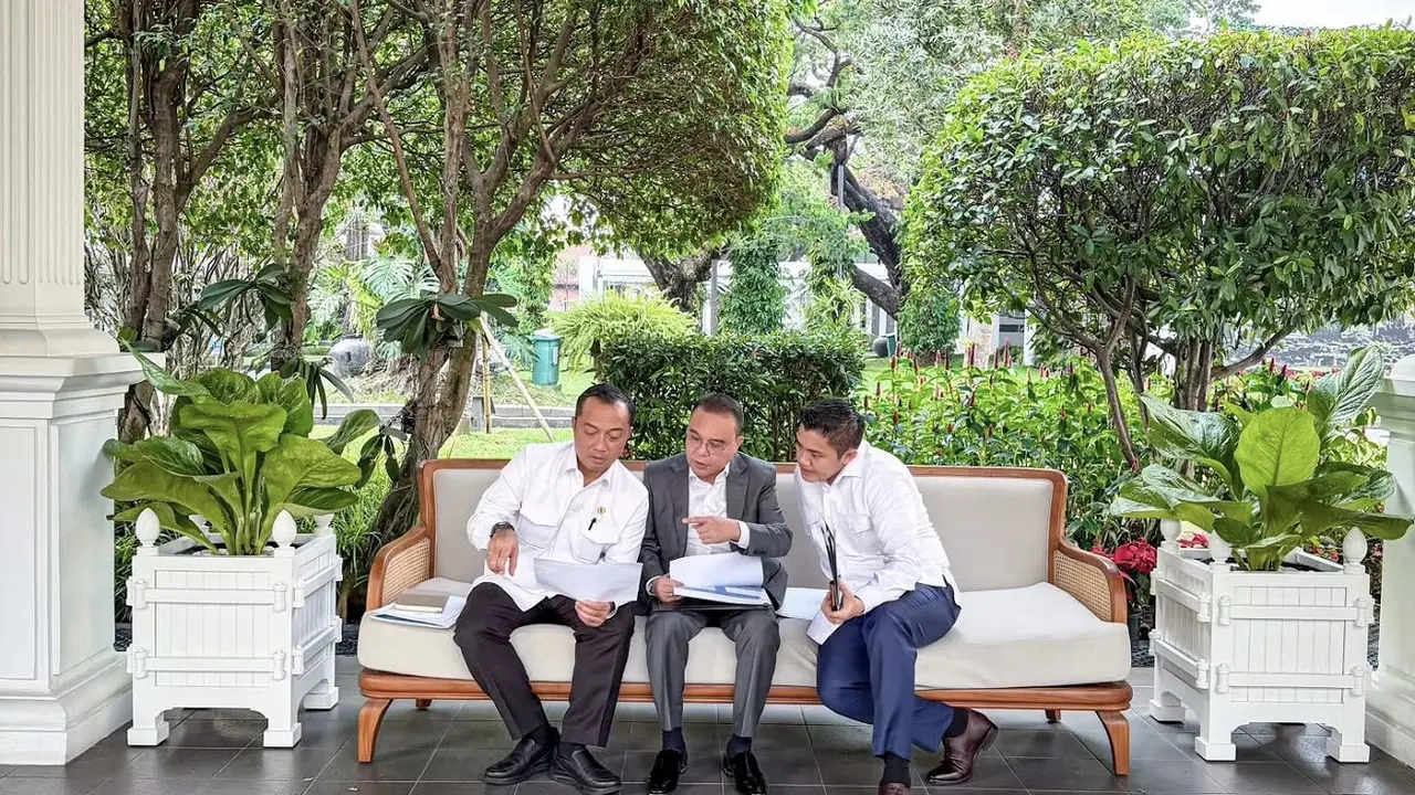 Wakil Ketua DPR RI Sufmi Dasco Ahmad berdiskusi dengan Menteri Sekretaris Negara (Mensesneg) Prasetyo Hadi dan Sekretaris Kabinet (Seskab) Letkol Teddy Indra Wijaya.
