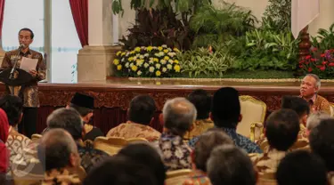 Presiden Jokowi (kiri) memberi kata sambutan saat peringatan Hari Habitat Dunia 2015 di Istana Negara, Jakarta, Selasa (6/10). Hari Habitat Dunia diperingati setiap Senin pertama Oktober. (Liputan6.com/Faizal Fanani)