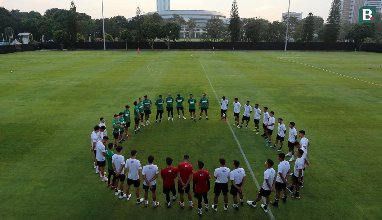 <p>Skuad Timnas Indonesia melakukan briefing saat menjalani sesi latihan di Lapangan A Gelora Bung Karno (GBK), Senayan, Jakarta Pusat, Kamis (15/6/2023) sore WIB. Latihan dilakukan sebagai persiapan menghadapi Timnas Argentina pada laga persahabatan FIFA Matchday, 19 Juni 2023 di Stadion Utama Gelora Bung Karno. (Bola.com/Bagaskara Lazuardi)</p>