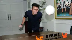 Egy Maulana Vikri menjajal permainan headis usai bertemu Menpora Imam Nahrawi di gedung Kemenpora, Jakarta, Jumat (5/1). Olahraga headis perpaduan tenis meja dengan sepak bola yang cara permainannya dengan cara disundul. (Liputan6.com/Helmi Fithriansyah)