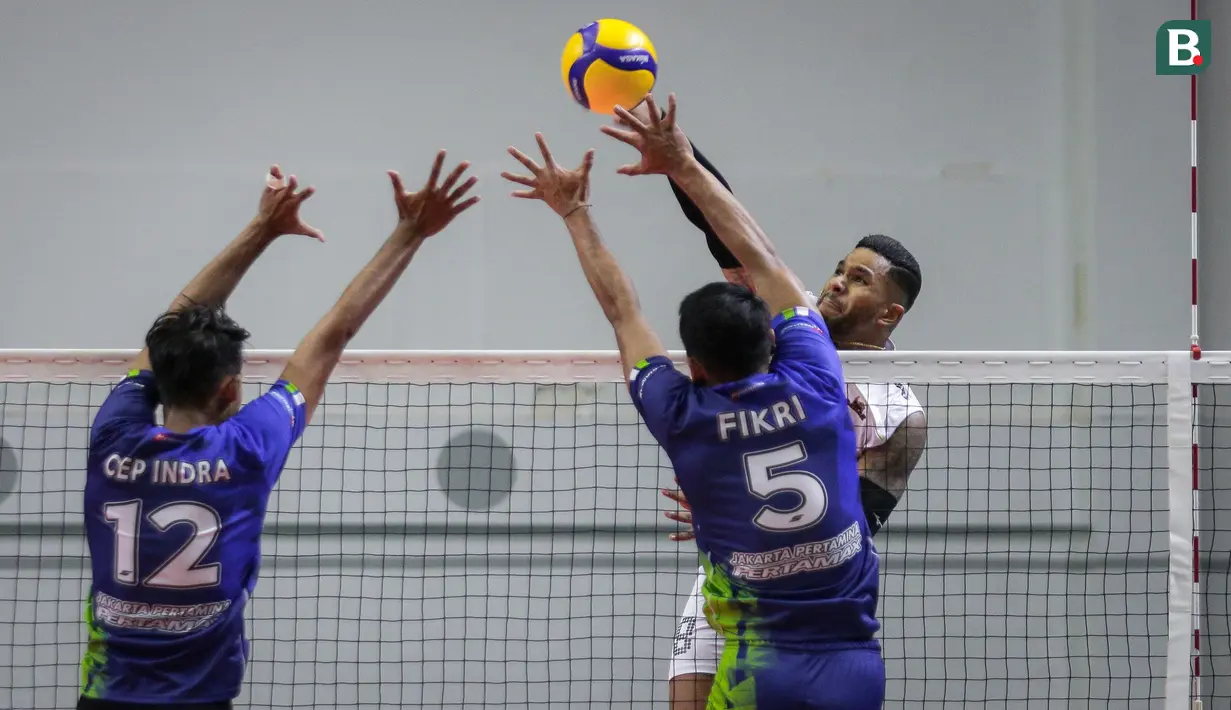Pada set terakhir laga berlangsung panas. Kedua tim saling berkejar angka. Namun, penampilan Bueno Douglas (kanan) benar-benar menjadi mimpi buruk Jakarta Pertamina Pertamax. Anak asuh Pascal Wilmar kalah 22-25. (Bola.com/Bagaskara Lazuardi)