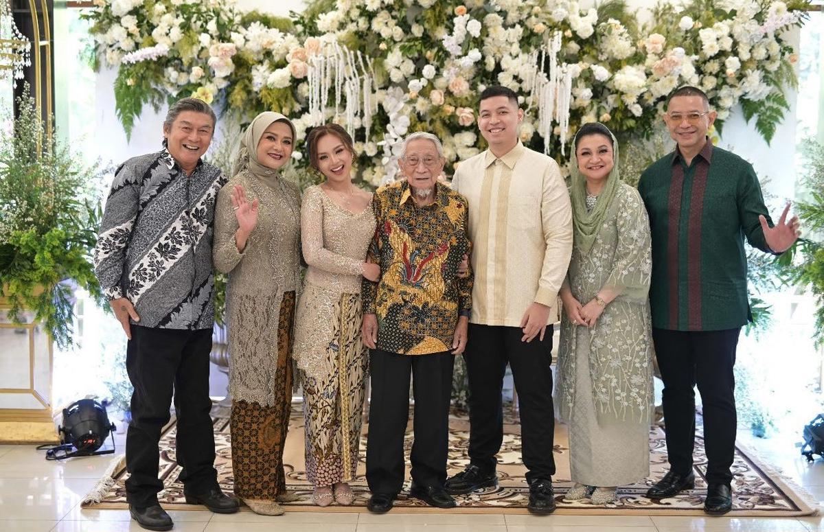7 Potret Betharia Sonata dan Willy Dozan Tampil Akur - Kompak di Pertunangan Anak