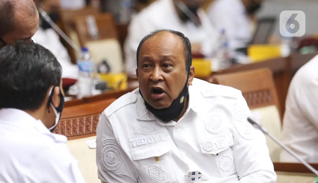 Wakil Kepala Badan Intelijen Negara Letnan Jenderal TNI (Purn) Teddy Lhaksmana Widya Kusuma (kanan) berbincang saat mengikuti rapat kerja bersama Komisi I DPR di Kompleks Parlemen, Senayan, Kamis (10/6/2021). Rapat kerja tersebut membahas RKA dan RKP BIN tahun 2022. (Liputan6.com/Angga Yuniar)