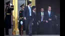 Pangeran William (kanan) meninggalkan Balai Agung Rakyat setelah bertemu Presiden China Xi Jinping, Beijing, China, (2/3/2015). Kedatangan Pangeran William untuk membina hubungan diplomatik antar kedua negara.  (Reuters/Feng Li)