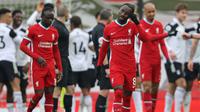 Dua pemain Liverpool, gelandang Naby Keita (depan) dan striker Sadio Mane tampak kecewa usai dikalahkan 0-1 oleh Fulham dalam laga lanjutan Liga Inggris 2020/21 di Anfield Stadium, Minggu (7/3/2021). (AFP/Clive Brunskill/Pool)