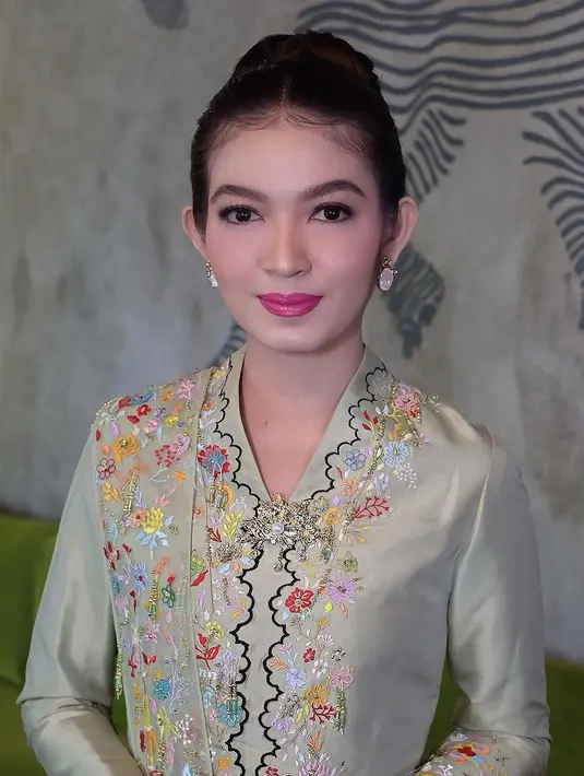 Kali ini, Selvi Ananda menyanggul rapi rambutnya dengan makeup soft glam berlipstik pink fuschia [@mel_ahyar]