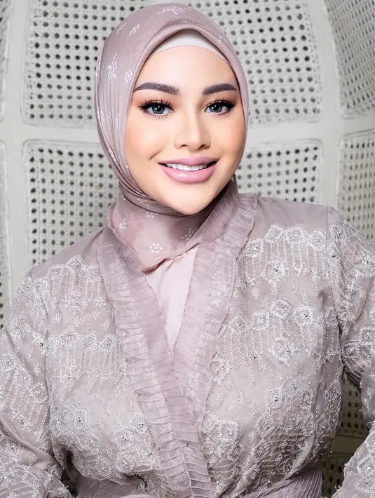 Penampilannya disempurnakan dengan pulasan makeup flawless nuansa coral oleh MUA @dhirmanputra. [@doleytobing].