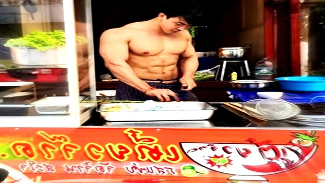Penjual Mie Ganteng Berotot Kekar Bikin Pembeli Wanita Terpuaskan