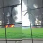 Pesawat tempur F-16 milik TNI AU gagal take off di Lanud Halim Perdanakusuma Jakarta, Kamis (16/4/2015). Insiden ini mengakibatkan pesawat dengan nomor ekor TS-1643 tersebut terbakar. (twitter.com/eldayato)