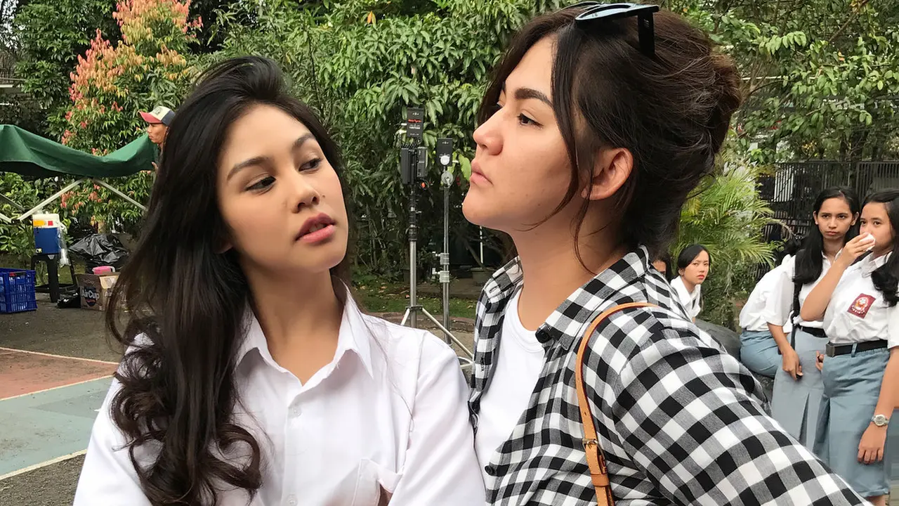 [Bintang] Kompak Gemesin, Begini Gaya OOTD Keren Sissy Priscillia dan Vanesha Prescilla