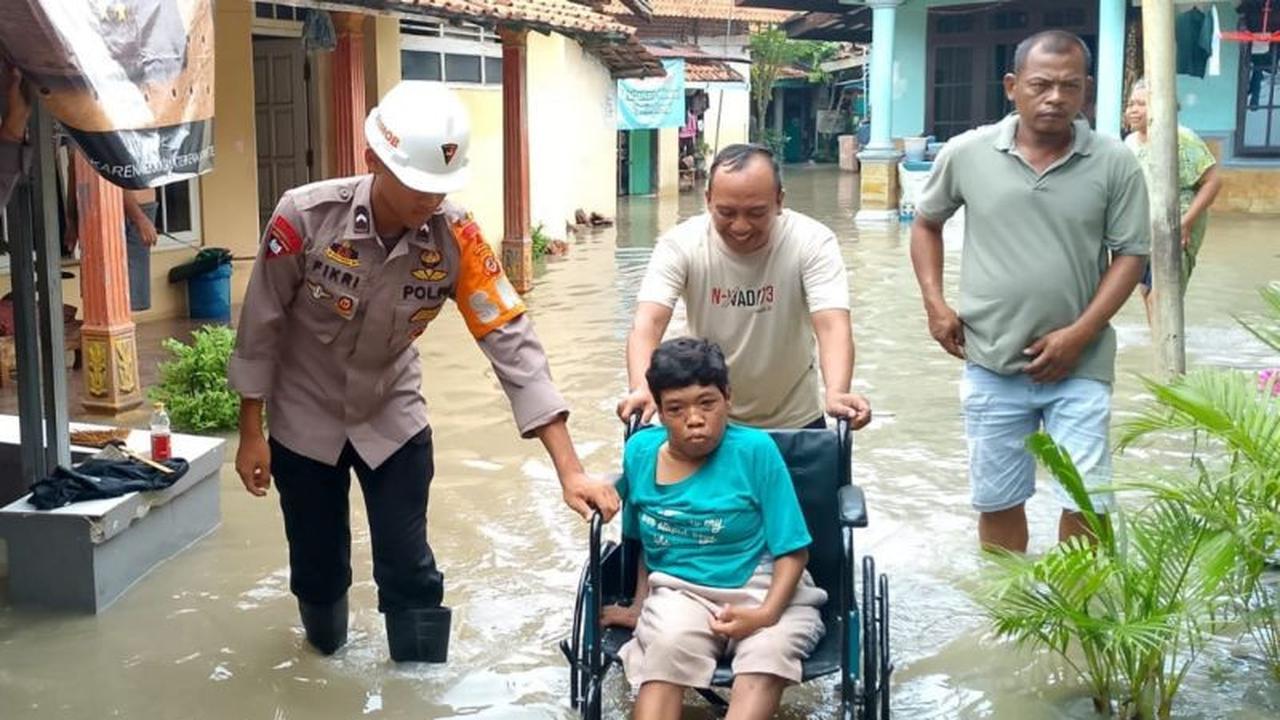 Polres Cirebon Kota Sigap Kerahkan Personel Tangani Dampak Banjir Cirebon