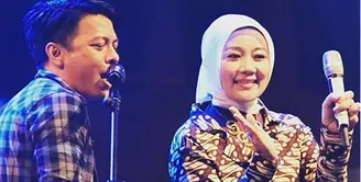 Istri Ridwan Kamil baru saja membuat heboh dunia maya. Hal itu terkait, sang istri duet bareng dengan Ariel Noah dalam sebuah acara. Bahkan foto itu juga menjadi sorotan dari KPAI. (Instagram/ridwankamil)