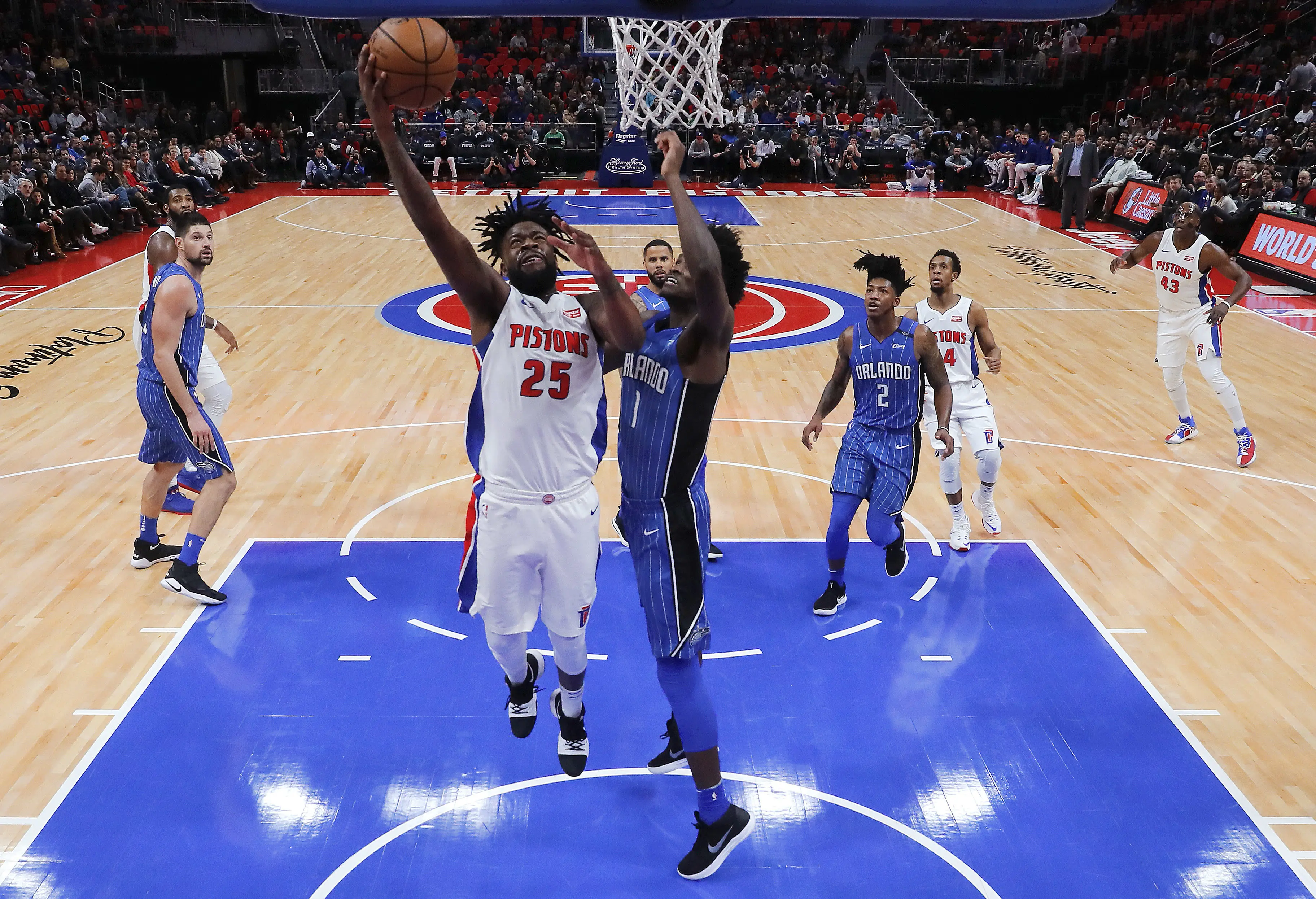 Forward Detroit Pistons, Reggie Bullocks saat akan melay up bola di lanjutan NBA lawan Orlando Magic  (AP Photo/Paul Sancya)