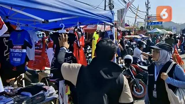 Pedagang merchandise di Sirkuit Mandalika
