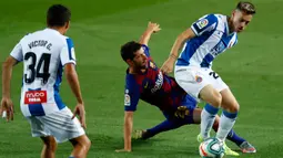 Bek Barcelona, Sergi Roberto, berebut bola dengan pemain Espanyol, Pol Lozano pada lanjutan pertandingan La Liga Spanyol di Camp Nou, Kamis (9/7/2020) dini hari WIB.  Barcelona menang tipis 1-0 atas Espanyol lewat gol yang dicetak Luis Suarez. (AP Photo/Joan Monfort)