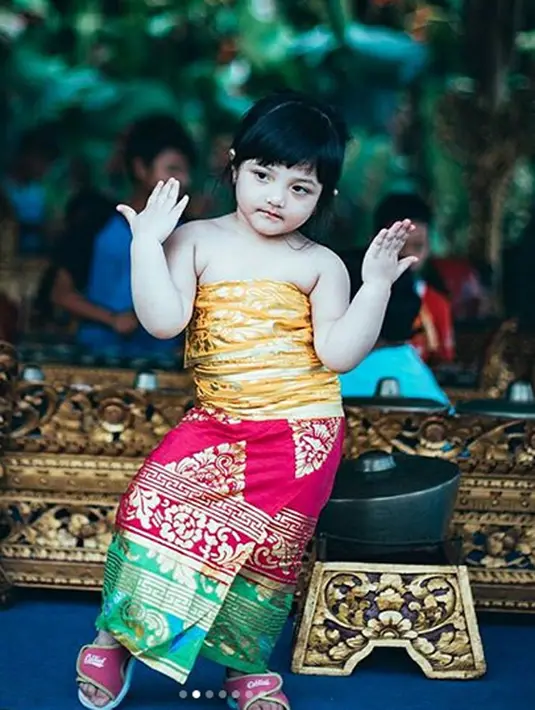 Tak sekedar memakai bajunya saja, namun gadis cilik yang satu ini juga sangat berani tampil di depan para pemain musik tradisional Bali. Arsy mengikuti gerakan tarian Bali dengan gemulai dan pastinya lucu banget. (Instagram/arsy.arsya)