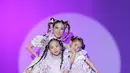 Dengan konsep foto serba ungu, Sarwendah, Thalia Onsu dan Thania Onsu tampil dengan gaya baby doll [@fdphotography90]