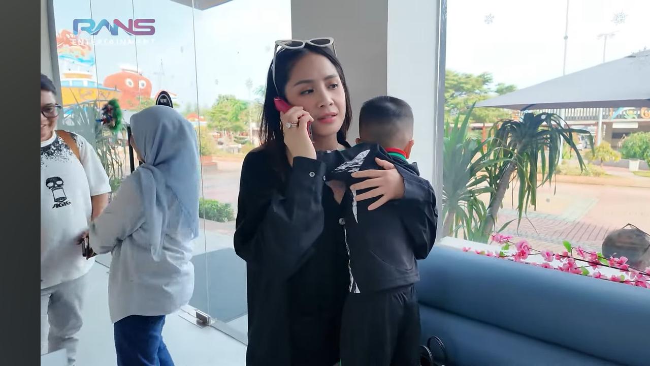 Deretan Outfit Nagita Slavina Selama di Korea Selatan, Syok Banget Harga Tali Sepatunya Jutaan Rupiah