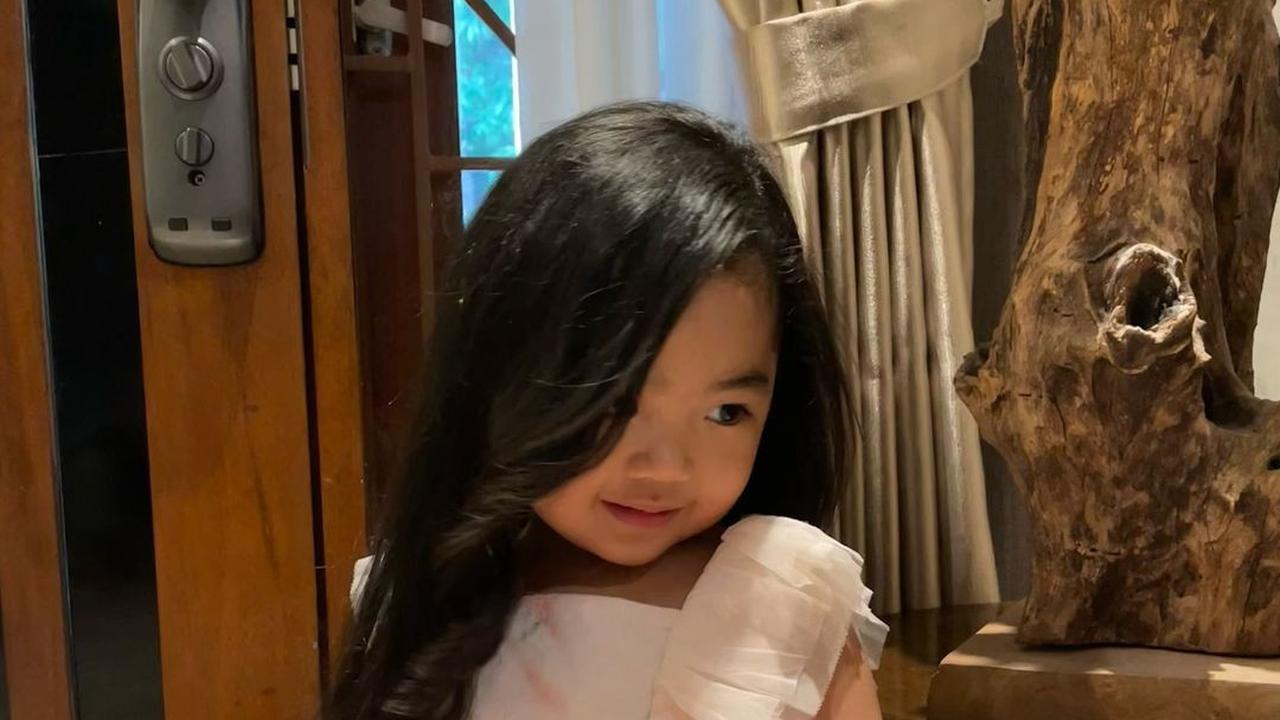 Lucunya Xarena Anak Siti Badriah dengan Rambut Lurus, bak Barbie Hidup