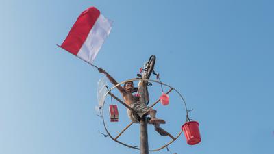 Panjat Pinang Meriahkan HUT ke-81 RI di Ancol