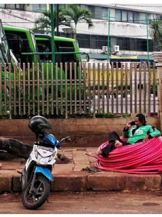 Gaya Kocak Driver Ojek Online Saat Usaha Cari Penumpang Ini Bikin Tepuk Jidat