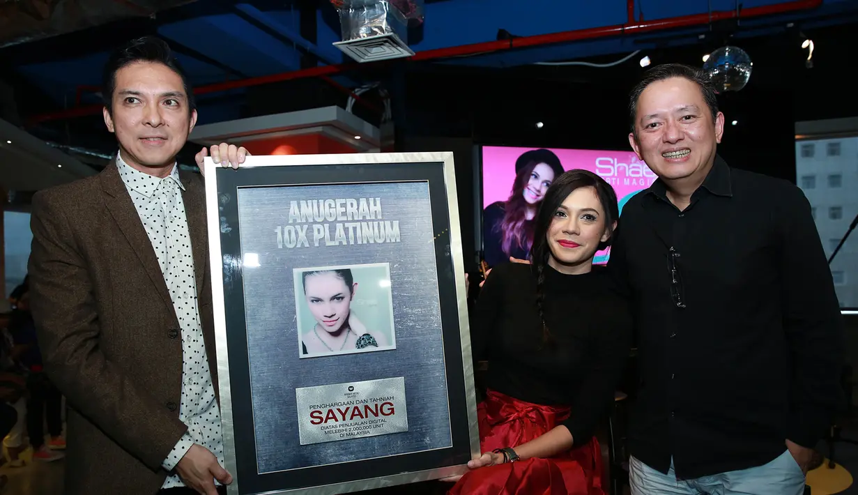 “Aku sangat bersyukur sampai saat ini meluncurkan album kedua ‘Magic’ tidak disangka perjalanan karier saya melesat seperti roket, menurut saya patut disyukuri,terimakasih atas fans setia yang sudah mendukung saya”Tukas nya.(Deki Prayoga/Bintang.com)