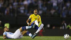 Pemain Brasil Neymar (kanan) dihadang pemain Argentina Nicolas Otamendi pada laga Pra-Piala Dunia 2018 zona CONMEBOL di Stadion Monumental Antonio Verspucio Liberti,Buenos Aires, Argentina, Sabtu (14/11/2015) WIB. (REUTERS/Marcos Brindicci)
