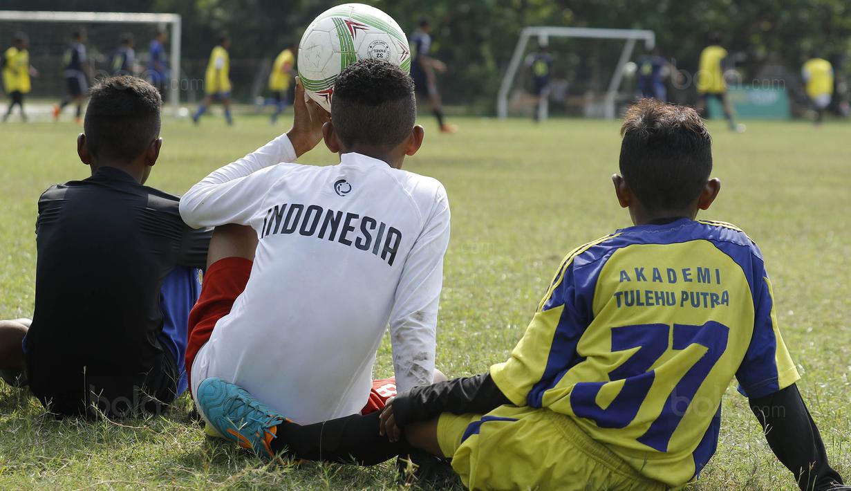 Para pemain SSB Tulehu Putra saat mengikuti pelatihan bersama mantan pelatih Indonesia, Jacksen F. Tiago di Brazilian Soccer School, Bekasi, Kamis (7/12/2017). Sebanyak 13 anak Maluku ikut pelatihan Liga Remaja UC News. (Bola.com/M Iqbal Ichsan)