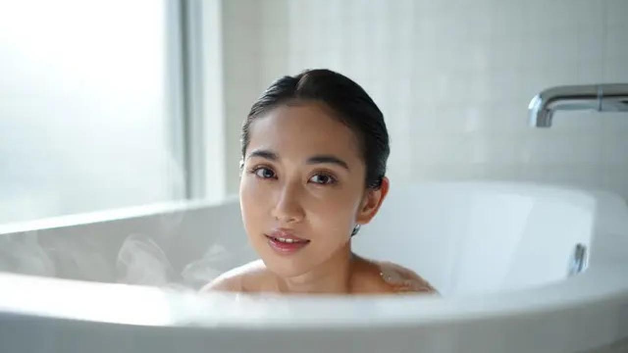 Mandi Air Dingin atau Hangat? Mana yang Lebih Sehat untuk Tubuh?