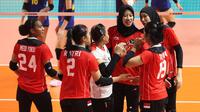 Pemain Timnas Bola Voli Putri Indonesia melakukan selebrasi setelah mencetak poin&nbsp;saat laga&nbsp;Grup A Bola Voli Putri SEA Games 2023 melawan Timnas Bola Voli Putri Thailand di Olympic Complex Indoor Main Hall, Phnom Penh, Kamboja, Selasa (09/05/2023). (Bola.com/Abdul Aziz)