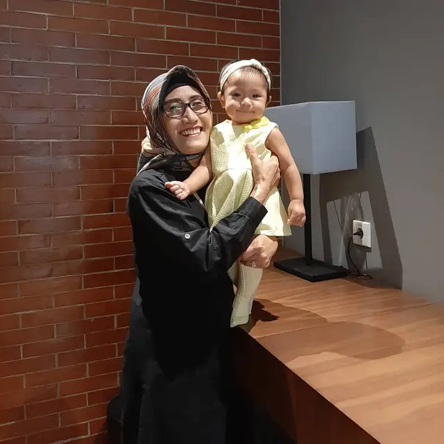 Jadi Cucu Kesayangan, Ini 6 Momen Alea Anak Raditya Dika Bareng Neneknya